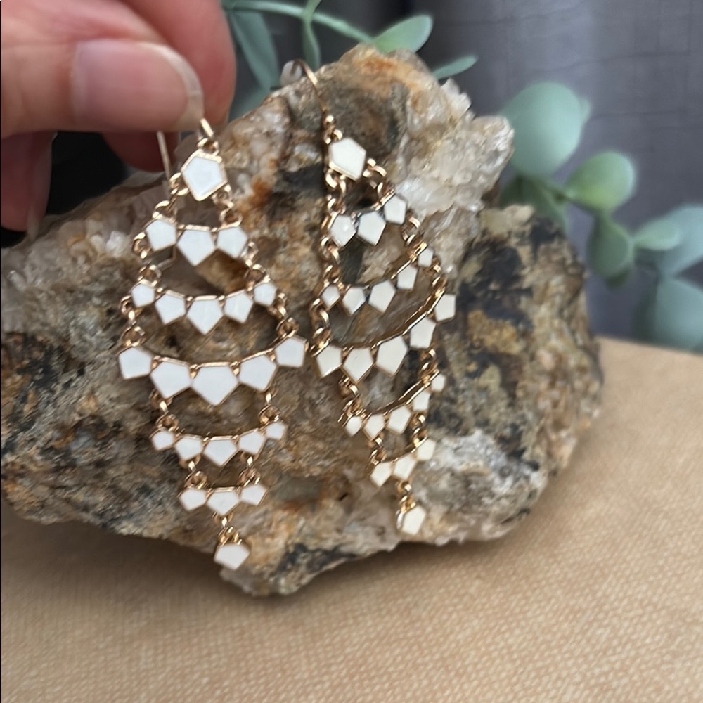 Avon White Geometric Chandelier Earrings Gold Tone Chain Link Statement 53 - Picture 4 of 11